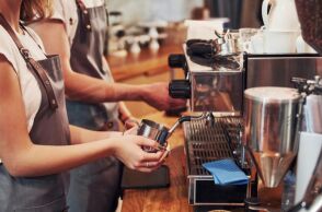 Η Ελληνική Ένωση Καφέ ζητά από τον πρωθυπουργό την κατάργηση του Ειδικού Φόρου Κατανάλωσης, λόγω της διεθνούς αύξησης της τιμής του καφέ.