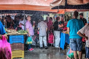 Καταιγίδα όσο πολίτες βρίσκονται κάτω από τις τέντες των λαϊκών αγορών