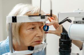 Επιστήμονες ανακάλυψαν επαναστατική εξέταση ματιών που θα μπορούσε να ανιχνεύσει την άνοια έως και 20 χρόνια πριν την εμφάνιση των συμπτωμάτων.