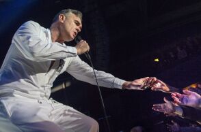 Ο Morrissey πουλά τα δικαιώματά του στους Smiths, δηλώνοντας εξουθενωμένος από τις διαμάχες με τον Τζόνι Μαρ και τους πρώην συνεργάτες του.