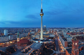 Το κέντρο της πόλης με τον Πύργο της Τηλεόρασης και την πλατεία Alexanderplatz στο Βερολίνο της Γερμανίας