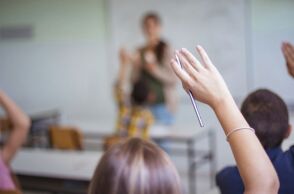 Εκπτώσεις έως 50% στα ακτοπλοϊκά και 30% στα αεροπορικά εισιτήρια προσφέρονται σε αναπληρωτές εκπαιδευτικούς για το 2025-2026.