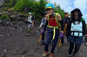 Ο 102χρονος Ιάπωνας Κοκίτσι Ακουζάβα κατέκτησε την κορυφή του Φούτζι, γράφοντας ιστορία ως ο γηραιότερος ορειβάτης με ρεκόρ Γκίνες