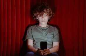 Έρευνα στη Βόρεια Ιρλανδία δείχνει ότι πάνω από τους μισούς 16χρονους έχουν βιώσει παράνομες ή επιβλαβείς συμπεριφορές στα social media.