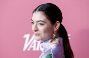 Η Lorde μιλά για την εξερεύνηση της ταυτότητας φύλου, την εμπειρία δεσίματος του στήθους της και πώς αυτό επηρέασε τη μουσική και την αυτογνωσία της