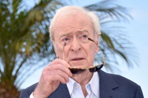 Ο Μάικλ Κέιν, στα 92 του, επιστρέφει από τη σύνταξη για το «The Last Witch Hunter 2» στο πλευρό του Βιν Ντίζελ, 10 χρόνια μετά την πρώτη ταινία.