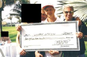 Φωτογραφία από τα γενέθλια του Τζέφρι Έπσταϊν δείχνει «συναλλαγή» με τον Ντόναλντ Τραμπ για γυναίκα έναντι 22.500 δολαρίων, εντείνοντας τα ερωτήματα.