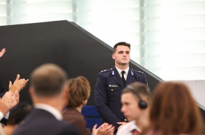 Ο Έλληνας δασοκομάντο που καταχειροκρότησε το Ευρωπαϊκό Κοινοβούλιο - «Είστε έμπνευση για όλους»