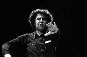 Ο Μίκης Θεοδωράκης διευθύνει την ορχήστρα του στο Παρίσι στις 20 Οκτωβρίου 1970