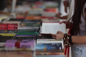 Γυναίκα με βιβλίο στα χέρια της στο 53ο Φεστιβάλ Βιβλίου