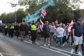 Διατηρήστε τη Βρετανία λευκή: τι τροφοδοτεί την οργή κατά των μεταναστών στη Βρετανία