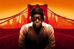 Ο Σπάικ Λι, ο Κουροσάβα και ο Εντ ΜακΜπέιν μπαίνουν σε ένα μπαρ