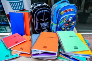 Ο Δήμος Αθηναίων δίνει σχολικά είδη σε 1.500 μαθητές ευάλωτων οικογενειών 