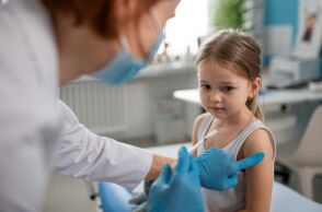 Αποκάλυψη Washington Post: Η κυβέρνηση Τραμπ σχεδιάσει να συνδέσει τον θάνατο 25 παιδιών με εμβόλια κορωνοϊού