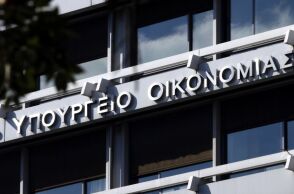 Το υπουργείο Οικονομικών παρουσιάζει 83 μειώσεις φόρων και εισφορών από το 2019, με επίκεντρο τις νέες παρεμβάσεις για το 2026.