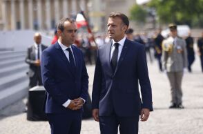 Ο οίκος Fitch υποβάθμισε τη Γαλλία σε Α+, προειδοποιώντας για άνοδο χρέους έως το 2027, ενώ η κυβέρνηση του Εμανουέλ Μακρόν αντιμετωπίζει πολιτική αστάθεια.