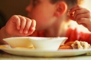 Η Unicef αποκαλύπτει ότι τα παχύσαρκα παιδιά ξεπέρασαν τα λιποβαρή παγκοσμίως, ζητώντας μέτρα κατά των υπερεπεξεργασμένων τροφίμων.