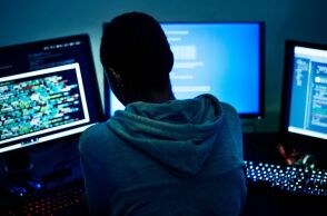 Χιλιάδες εργαζόμενοι εκπαιδεύουν την τεχνητή νοημοσύνη της Google υπό πίεση και χαμηλές αμοιβές, αποκαλύπτοντας το ανθρώπινο κόστος πίσω από την τεχνολογία.