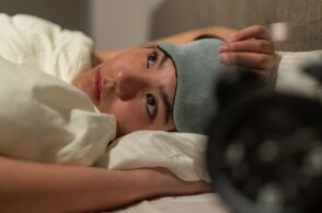 Επιστημονική έρευνα αποκαλύπτει ότι η χρόνια αϋπνία σχετίζεται με 40% αυξημένο κίνδυνο άνοιας και εγκεφαλικές αλλοιώσεις σε ηλικιωμένους.