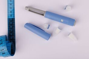 Εμπειρογνώμονες υγείας προειδοποιούν για φάρμακα αδυνατίσματος που δεν έχουν εγκριθεί για ανθρώπινη χρήση, αλλά πωλούνται παράνομα στα social media 