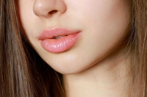 Lip oils: Η νέα τάση στα καλλυντικά και οι κίνδυνοι που επισημαίνουν οι γιατροί