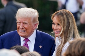 Ντόναλντ και Μελάνια Τραμπ τραγουδούν και χορεύουν «YMCA» σε πρωτοχρονιάτικο πάρτι