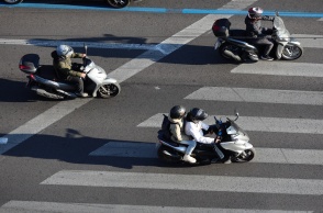 Οδηγοί και αναβάτες μηχανής με κράνος