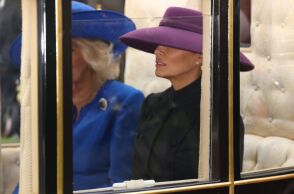 Η εμφάνιση της Μελάνια Τραμπ κατά τη συνάντηση με τον βασιλιά Κάρολο γίνεται viral - Πολλοί χρήστες του διαδικτύου σχολιάζουν το ίδιο πράγμα