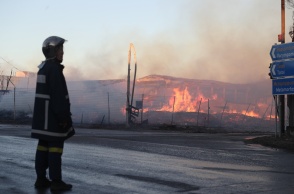 Φωτιά σε εργοστάσιο στο Μενίδι