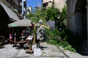 Εικόνες από τη σημείο της πτώσης του δέντρου στο κέντρο της Αθήνας