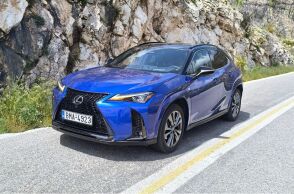 Οδηγούμε το premium τετρακίνητο SUV Lexus UX 300h 