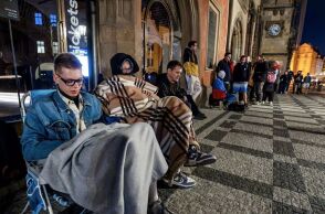 Οι ουρές για το νέο βιβλίο του Νταν Μπράουν στην Πράγα