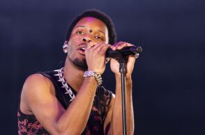 Ο τραγουδιστής D4vd ακύρωσε περιοδεία σε Ευρώπη και ΗΠΑ, καθώς ερευνάται η σχέση του με την υπόθεση νεκρής 15χρονης που βρέθηκε σε αυτοκίνητο στο Λος Άντζελες.