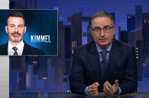 Ο Τζον Όλιβερ κατήγγειλε ως προσχηματική την αναστολή της εκπομπής του Τζίμι Κίμελ - Προειδοποιεί για επικίνδυνο πλήγμα στην ελευθερία λόγου.
