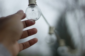 Χέρι κρατά λάμπα