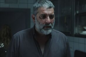 Ο σκηνοθέτης Γιάννης Οικονομίδης παρουσιάζει την έκτη του ταινία, «Σπασμένη Φλέβα» - Η αφίσα και το επίσημο trailer μόλις κυκλοφόρησαν.