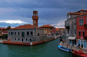 Βενετία: 14 παιδιά τιμωρήθηκαν με πρόστιμα για παιχνίδι ποδοσφαίρου σε πλατεία, πυροδοτώντας διαμάχη για τα δικαιώματα των παιδιών.