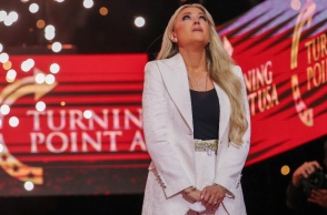 Ο σταυρός στον λαιμό της Έρικα Κερκ - το σπαρακτικό ενθύμιο από τον σύζυγό της 