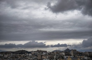 Μαύρα σύννεφα πάνω από την Αθήνα