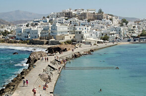 Μια βραδιά κάτω από την ελιά: Γαστρονομία, μουσική και παράδοση στη Νάξο