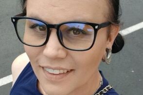 Βίαιη επίθεση σε τρανς γυναίκα στο Σιάτλ - Συνελήφθησαν τέσσερις ύποπτοι, η Νίκι Άρμστρονγκ δηλώνει πως δεν νιώθει ασφαλής στις ΗΠΑ.