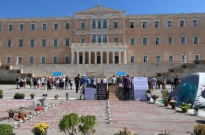 Απεργία πείνας στο Σύνταγμα: Το ξυλόλιο είναι ακόμα εδώ 