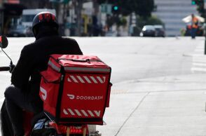 Ντελιβεράς στο Τέξας παρατήρησε ύποπτα αντικείμενα σε παραγγελία, ειδοποίησε την αστυνομία και απέτρεψε ενδεχόμενη ομηρία.