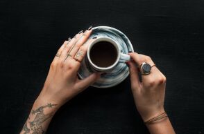 Η αλήθεια για την καφεΐνη και τα τρομακτικά όνειρα: Η αύξηση του ύπνου REM, η λειτουργία της «μνήμης ονείρων» και η επίδραση της μείωσης στον οργανισμό