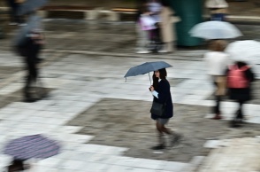 Κοπέλα με ζακέτα και ομπρέλα