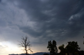 Μαύρα σύννεφα στον ουρανό