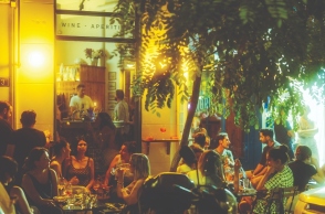 Μπαρ στην οδό Μεναίχμου, soft clubbing