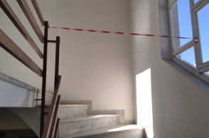 Σκάλες από όπου έχει αποκλειστεί το πέρασμα με κορδέλα