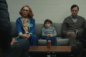 Ο σκηνοθέτης Ζακ Κρέγκερ επιβεβαίωσε ότι εργάζεται πάνω σε ένα πρίκουελ της επιτυχημένης ταινίας τρόμου Weapons, με επίκεντρο τον χαρακτήρα της θείας Γκλάντις