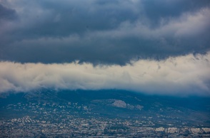 Μαύρα σύννεφα πάνω από την Αττική